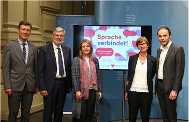 (v.l.n.r.) Schulamtsleiter Peter Höllrigl, Rudolf Meraner, Eva Tessadri, Anna Pfitscher und Landesrat Philipp Achammer. Foto: LPA/Ingo Dejaco