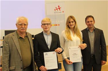 Sie entschieden die 14. Philosophieolympiade für sich: Simon Kienzl und Franziska Pircher (Nicky Deluggi fehlt). Landeskoordinator Josef Reier (ganz links) und Schulinspektor Christian Alber (ganz rechts) gratulierten.
