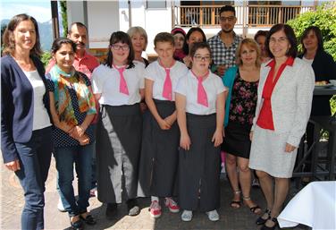 Gruppenfoto mit den Kurteilnehmerinnen sowie Schülerinnen der Fachschule Neumarkt und Schulleiterin Ulrike Vedovelli (1. v.l.). Foto: Fachschule Neumarkt