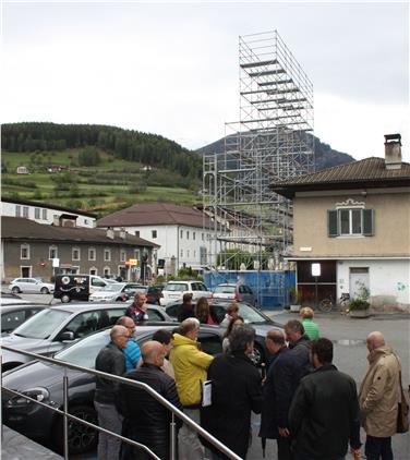 Lokalaugenschein vor Ort: Der Landesbeirat bei der Projektbesprechung vor der Kubatursimulation am Untertorplatz in Sterzing.