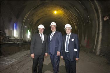 Tirols LH Günther Platter, Innen- und Verkehrsminister Joachim Herrmann und LR Florian Mussner besichtigten den Baufortschritt im Basistunnel. (Foto: Land Tirol / Die Fotografen)