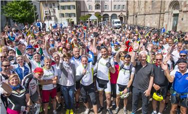 Nach Beendigung der Radtour-Etappe Meran Bozen ein Gruppenbild mit Landeshauptmann Kompatscher - Foto: EVTZ/Seehauser