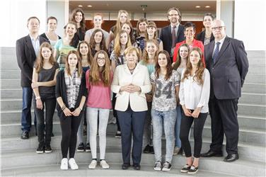 Die Siegerinnen des Schülerwettbewerbs Politische Bildung bei Bundeskanzlerin Angela Merkel. Foto: akphotographie.de/Andreas Kirchhoff