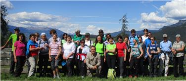 Die Welt der Naturparke besser kennenlernen konnten Mitglieder der Dachmarke "Roter Hahn" bei der geführten Blumenwanderung in Tiers.
