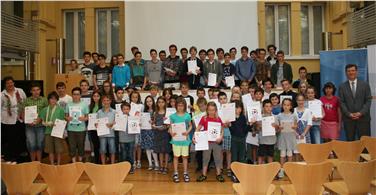 Die besten Mathematik-Kängurus 2016 mit Schulamtsleiter Peter Höllrigl (rechts) und Schulinspektorin Marta Herbst (links). Foto: Susanne Gasser