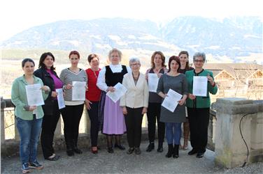Die Besucherinnen aus Rumänien mit Schuldirektorin Juliane Gasser Pellegrini (4. v.l.). Foto: Fachschule Salern