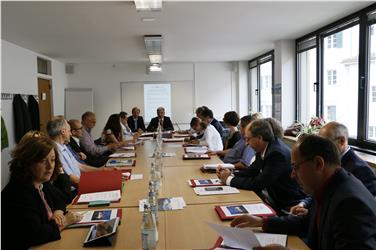 Komplexe Materie Entwicklungsprogramm Ländlicher Raum analysiert: Die Mitglieder des Begleitausschusses bei ihrer neunten Versammlung im Landhaus 6 in Bozen.