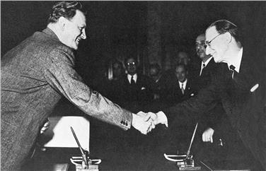 Der Handschlag: Alcide Degasperi und Karl Gruber, die Väter des Pariser Abkommens, das die Wurzel unserer Autonomie darstellt. Foto: LPA