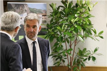 Von Apfelsaft über Traubenbürste bis Wuchsstörungen: Agrarlandesrat Schuler (re.) und Laimburg-Direktor Oberhuber haben den "Laimburg Report" mit Forschungsergebnissen der Jahre 2014-2015 heute vorgestellt.