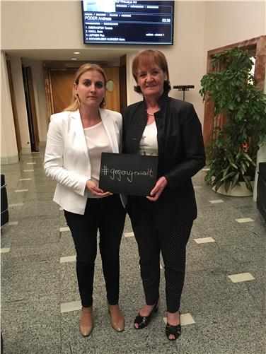 Die Initiatorinnen der Facebook-Kampagne gegen Gewalt an Frauen, die Vorsitzende des Landesbeirats für Chancengleichheit Ulrike Oberhammer und Landesrätin Martha Stocker - Foto: LPA/Barbara Franzelin