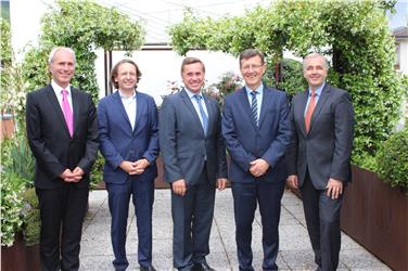 (v.l.) Markus Juranek, Mitarbeiter im Landesschulrat, Andreas Mazzucco, Landesschulratsdirektor, Johannes Plötzeneder, amtsführender Präsident des Landesschulrates, Peter Höllrigl und Roland Bieber, Leiter der Präsidialabteilung