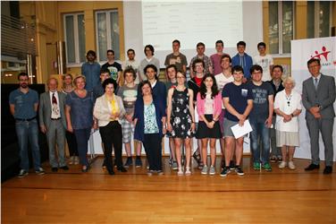Die teilnehmenden Schülerinnen und Schüler an den verschiedenen Olympiaden mit Lehrpersonen, Schulführungskräften, Schulinspektorin Marta Herbst (1. Reihe, 5. v. l.) und Schulamtsleiter Peter Höllrigl (rechts). Foto: LPA/Susanne