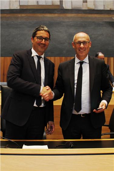 Stabsübergabe in der Regionalregierung: Deren neuer Präsident Arno Kompatscher mit deren Vizepräsident, Ugo Rossi. Foto: www.provinz.bz.it/news - Ohnewein