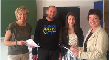 Übergabe der Teilnahmebestätigung: (v.l.n.r.) Marion Graziadei (Lehrerin), Michael Mores (Firma Securplan), die Schülerin Morina Jehona, Direktorin Isolde Moroder (Landesberufsschule Meran "Luis Zuegg")