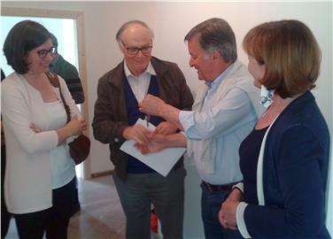 Schlüsselübergabe in der Lagedergasse in Bozen: Manuela Frasnelli, Volontarius-Präsident Claude Rotelli, Hellmuth Frasnelli und Landesrätin Martha Stocker.