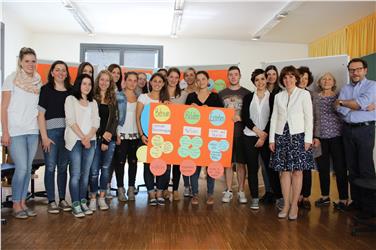 LRin Waltraud Deeg mit der Abschlussklasse der Fachschule "Hanna Arendt"./Foto LPA rm