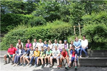 Ein gutes Auge bewiesen haben die Schüler und Schülerinnen der Grundschule Kastelbell, die am Schätzpiel der Gärten von Trauttmansdorff teilgenommen und die Höhe des Urbaums Wollemia nobilis fast genau erraten haben.