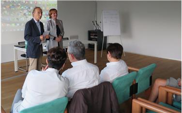 Die Tutorenschulung war Anlass, um den Hausärzten für ihr Engagement für eine gute Ausbildung zukünftiger Allgemeinmediziner zu danken. Auf dem Foto: Landesrätin Martha Stocker und der Vizepräsident der Ärztekammer Andr