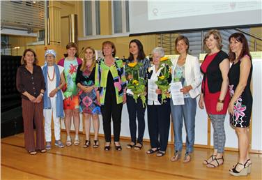 Sandra Sordini, Brigitte Stabler und Iris Nocker wurden bei einer Feierstunde für ihre wissenschaftlichen Arbeiten zur Chancengleichheit ausgezeichnet (FOTO: Angelika Schrott - www.provinz.bz.it/news)