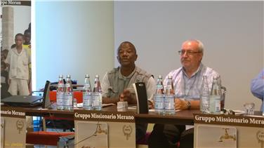 Gregoire Ahongbonon (l.) mit einem Mitglied der Missionarsgruppe Meran.