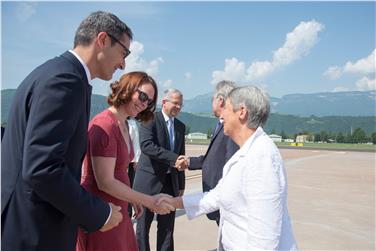 Ankunft in Bozen: Bundespräsident Fischer mit Frau Margit wird von Landeshauptmann Kompatscher mit seiner Frau Nadja begrüßt - Foto: LPA/ohn