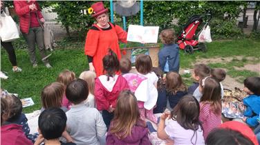 Die Leseaktion "Libri all’aria" erfreut sich großer Beliebtheit unter den Kindern und wird im August im Bozner Lido fortgesetzt.