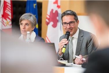 LH Kompatscher und Carmen Springer von der Landesabteilung Mobilität bei der heutigen Sitzung der EUSALP-Aktionsgruppe Mobilität - Foto: LPA/ohn