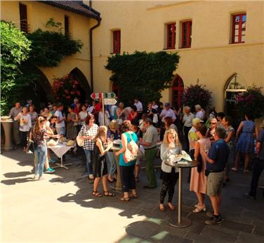 Rund 100 Betreiberinnen und Betreiber von "Roter Hahn"-Betrieben trafen sich zum traditionellen "Tag der Bäuerinnen und der Bauern" in den Gärten von Schloss Trauttmansdorff.