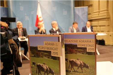 Agrar- und Forstbericht hilft Politik wie Verwaltung, Herausforderungen und Probleme zu erkennen: die druckfrischen Exemplaren mit den Zahlen zum Jahr 2015. Foto: LPA/Maja Clara