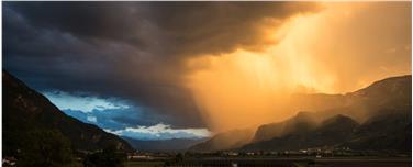 Gewitter im Etschtal am Abend des 17. Juni: Die tiefstehende Sonne sorgte für ein beeindruckendes Lichtspektakel. Foto: LPA/Landeswetterdienst/© Moritz Telser