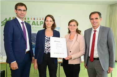 Hauptpreis für das Projekt "Rural Areas for Refugees – Refugees for Rural Areas": Der Preis wurde entgegengenommen von Anja Marcher und Ingrid Kofler vom Institut für Regionalentwicklung und Standortmanagement der EURAC - Foto: