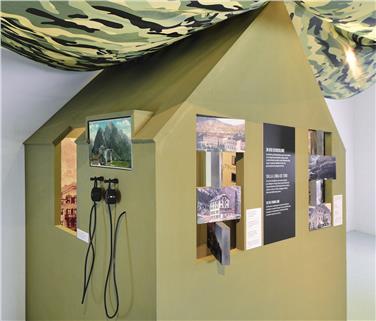 Die Sonderausstellung des Touriseums "Tourismus  Krieg" ist bis September in Innichen zu sehen - Foto: LPA/Touriseum