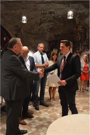 Der Präsident der Prüfungskommission, Franz Hilpold, überreichte den Absolventen ihre Diplome.