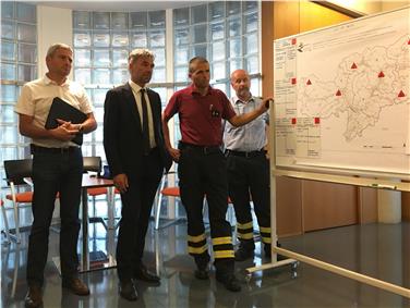 Landesrat Schuler bei der heutigen Lagebesprechung mit Wolfram Gapp, Florian Schroffenegger und dem Kommandanten der Berufsfeuerwehr, Ernst Preyer - Foto: LPA/Landesagentur für Zivilschutz