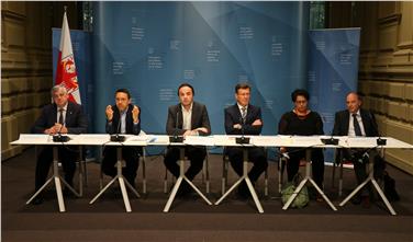 Die Bildungslandesräte und Schulamtsleiter stellten heute die offiziellen Daten zum Schuljahr 2015/2016 vor. Foto: LPA/Ingo Dejaco