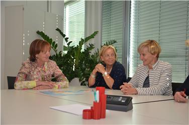 Landesrätin Martha Stocker (links) mit den Vertreterinnen des Fördervereins Momo. Foto: LPA/Franzelin.