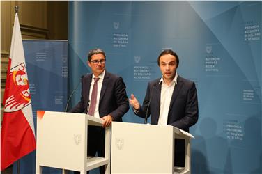 Vorstellung der Integrationsvereinbarung: Landesrat Philipp Achammer (r.) zusammen mit Landeshauptmann Arno Kompatscher bei der heutigen Pressekonferenz. Foto: LPA/Ingo Dejaco