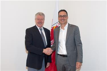 Der erste Besuch der Bozner Stadtregierung bei der Landesregierung: LH Arno Kompatscher und der Bozner Bürgermeister Renzo Caramaschi (Foto LPA/ohn)