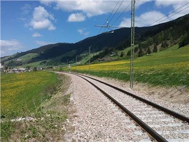 Mit der nun erfolgten Erneuerung der Gleise, Bahnschwellen, des Gleisunterbaus und der Oberleitung zeigt sich die Pustertaler Bahnlinie rundum erneuert und für einen modernen und zuverlässigen Bahnverkehr gerüstet - Foto: RFI
