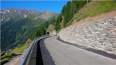 Schlicht und sicher präsentiert sich die über 50 Jahre alte  hochalpine Straße auf den auf 2474 Meter Meereshöhe gelegenen Grenzpass Timmelsjoch