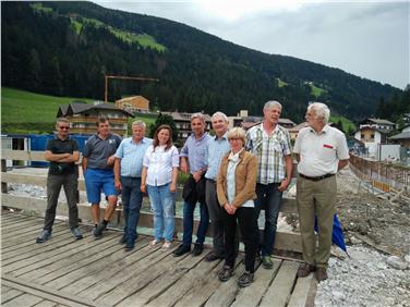 Landesrat Schuler (Mitte) beim Lokalaugeschein an der Drau in Vierschach