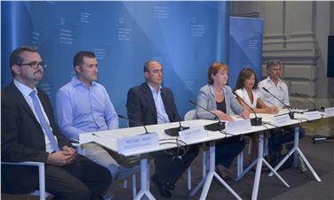 Landesrätin Martha Stocker, Ressortdirektor Michael Mayr und die Gewerkschaftsvertreter haben die Zwischenergebnisse ihrer Verhandlungen vorgestellt.