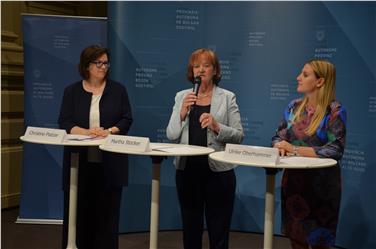 Christine Platzer, Martha Stocker und Ulrike Oberhammer (v.l.n.r.) stellten heute den neuen Lehrgang für Frauen in Verwaltungsräten vor.