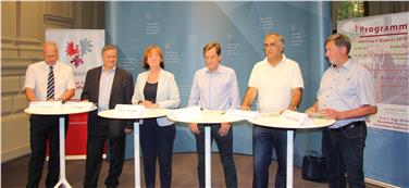 Sportlandesrätin Stocker mit (v.l.) BM Tappeiner, den Fußballverbandspräsidenten Rungger und Geisler, Marco Rinaldi vom Trentiner Fussballverband und Sponsor Kerschdorfer - Foto: LPA/Armin Gluderer