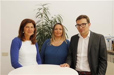 Astrid Kofler (Bildmitte) ist die neue Präsidentin des neuen, nur mehr dreiköpfigen ABD-Verwaltungsrates, im Bild mit den beiden weiteren Mitgliedern Cristina Bernardi und Dominik Holzer - Foto: LPA/mb
