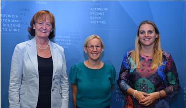 Das Frauenbüro, die Geschäftsstelle des Landesbeirates für Chancengleichheit, hat in Astrid Wiest (Bildmitte) eine neue Koordinatorin, im Bild mit Landesrätin Stocker und Beiratspräsidentin Oberhammer - Foto: LPA/Frauenbüro