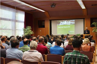 Laimburg-Direktor Michael Oberhuber bei der Eröffnung der Lagerungstagung. Foto: © Land- und Forstwirtschaftliches Versuchszentrum Laimburg/fmh