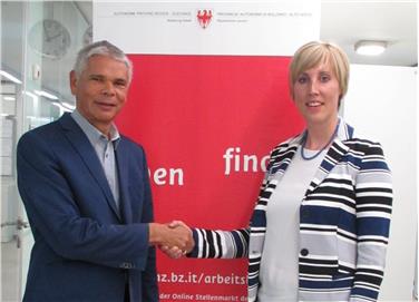 Abteilungsdirektor Helmuth Sinn mit der neuen Amtsdirektorin Hildegard Stuppner - Foto: LPA/Abteilung Arbeit