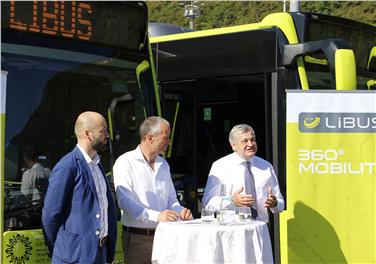 LiBUS-Direktor Florian Baumgartner, LiBUS-Präsident Markus Silbernagl und LR Florian Mussner: "Neue Busse für  einen attraktiven, umweltfreundlichen und sicheren öffentlichen Nahverkehr" (FOTO: LPA/Inge Aster)