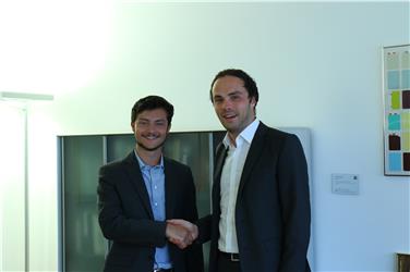 Landesrat Philipp Achammer (r.) und der scheidende Vorsitzende des Landesbeirates der Schülerinnen und Schüler, Julian Nikolaus Rensi (l.)